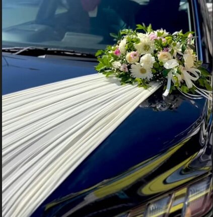 Elegant white net drape and floral bouquet best wedding car decoration in Lahore