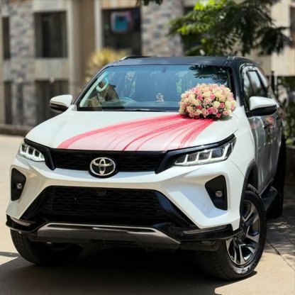 Stylish rose bouquet wedding car flower arrangement Lahore